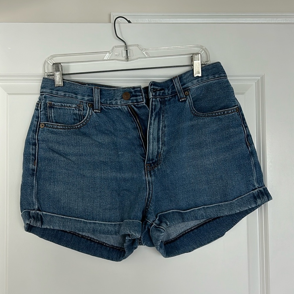 American Eagle Mom Shorts Size 8. Darker wash